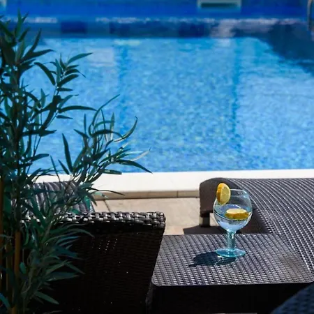 In Okrug Gornji With Sea View, Balcony, Air Conditioning, Wifi 5134-5 Traù